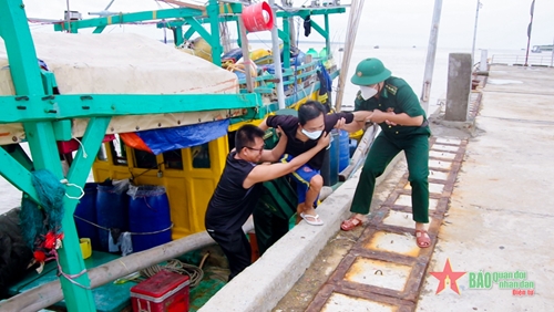 Bộ đội Biên phòng Sóc Trăng tiếp nhận 5 ngư dân bị nạn trên biển vào bờ an toàn

